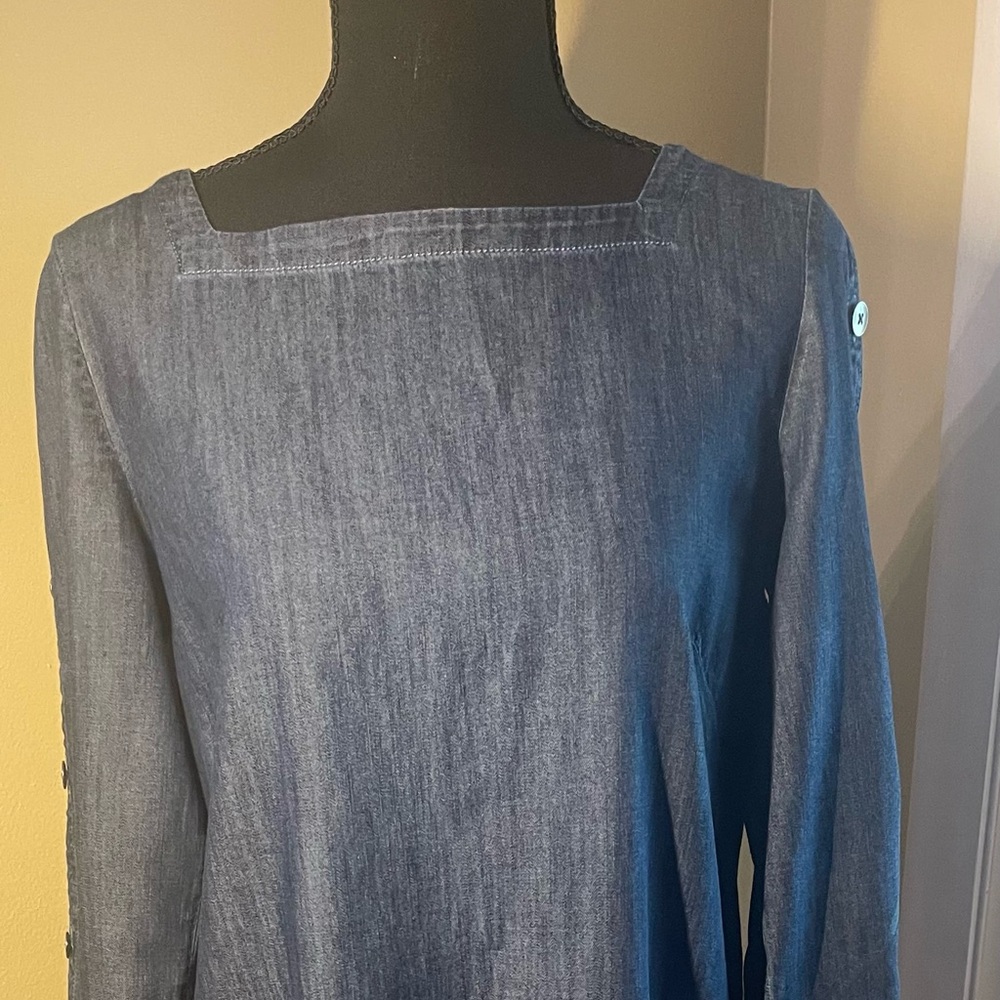 Talbots Petite Woman’s Sz. 6 Blue denim, knee length, button decorated sleeves.